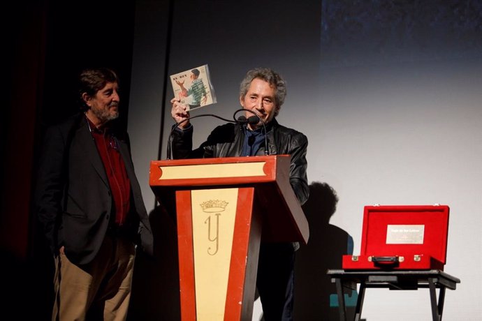 La Caja de las Letras del Instituto Cervantes ha recibido un conjunto de objetos del legado personal del cantante granadino Miguel Ríos, entre ellos, su primer disco.