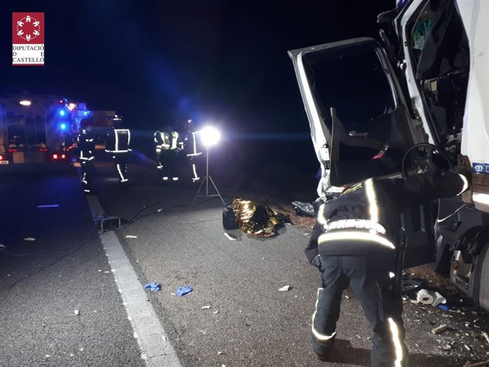 Bomberos de la Diputación de Castellón en un accidente en la AP-7