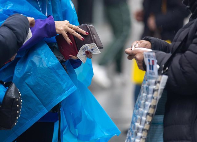 Una persona compra Lotería de Navidad, a 9 de diciembre de 2022, en Madrid (España). El Sorteo Extraordinario de Navidad 2022 se celebrará el próximo 22 de diciembre, y repartirá 2.520 millones de euros. Este año se ha incrementado el número de series emi