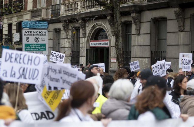Centenares de médicos y pediatras sostienen pancartas durante una manifestación