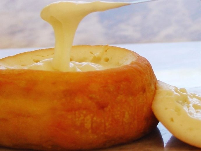 Con la llegada de las celebraciones navideñas, la Torta del Casar es una de las invitadas de honor a muchas de las mesas durante estas fiestas. Pero, para poder disfrutarla de la mejor manera posible hay que consumirla y conservarla siguiendo estos pasos