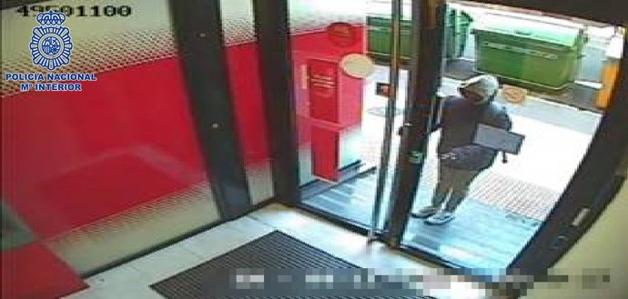 La detenida en el momento de acceder a un cajero para hacerse con el dinero del fallecido al que cuidaba