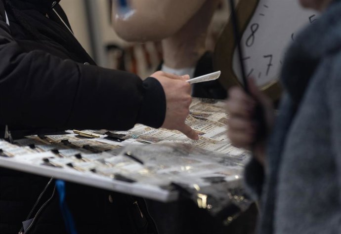 Una persona vende Lotería de Navidad, a 9 de diciembre de 2022, en Madrid