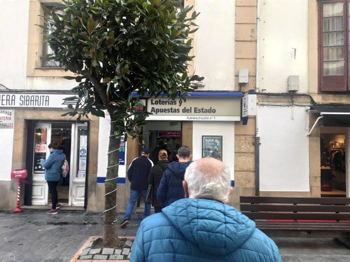 Archivo - La Administración de Loterías número 1 de Villaviciosa, donde el cuarto premio del Sorteo de Lotería de Navidad 2020 ha repartido 3 millones de euros.