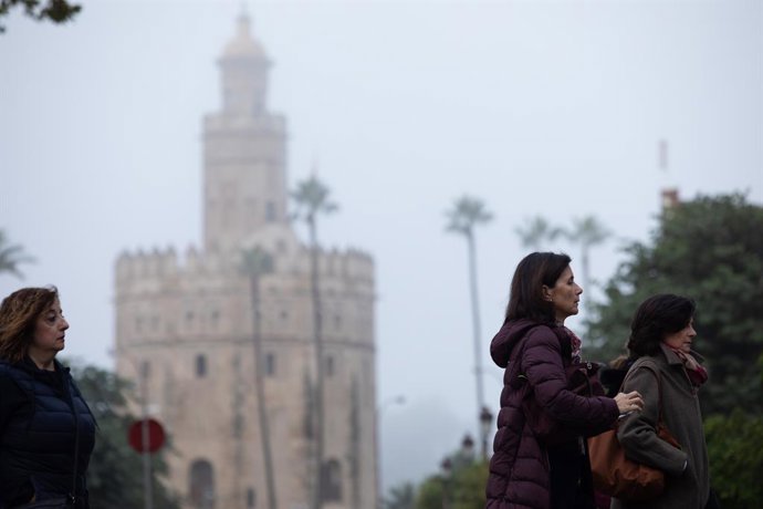 La Torre del Oro cubierta de niebla. A 21 de diciembre de 2022 en Sevilla (Andalucía, España). El solsticio de diciembre trae la estación astronómicas de invierno al  hemisferio norte de nuestro planeta. Esto sucederá el 21 de diciembre a las 21.48 UTC.