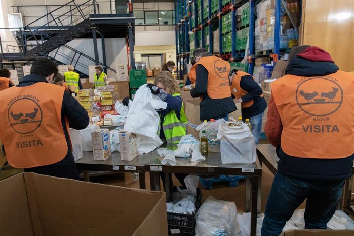 Un grupo de voluntarios almacena alimentos en cajas en la Fundación Banco de Alimentos del Colegio de San Fernando