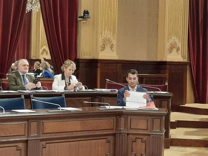 El conseller de Fondos Europeos, Universidad y Cultura, Miquel Company, en el Parlament.