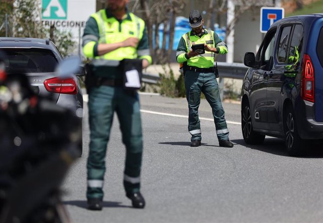 Archivo - Dos agentes de la Guardia Civil en un control de tráfico.