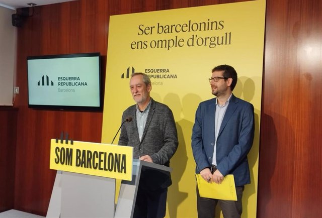 Los concejales de ERC en Barcelona Jordi Coronas y Jordi Castellana en rueda de prensa.