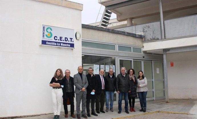 El director general de Asistencia Sanitaria, José Antonio Ballesteros, y la directora general de Cuidados y Calidad del Sescam, Begoña Fernández, en el CEDT de Motilla del Palancar