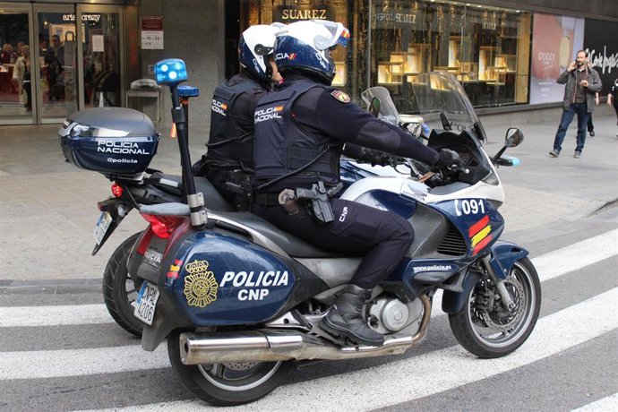 Nota De Prensa: "La Policía Nacional Detiene A Dos Clientes Tras Agredir A La Propietaria De Un Bar Y Amenazar A Las Personas Allí Presentes"