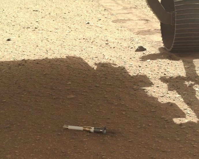 Primera muestra del depósito de diez que Perseverance deja en suelo marciano