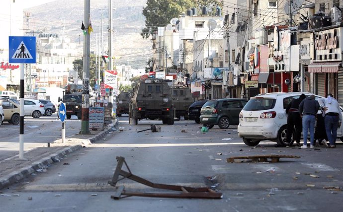 Vehículos militares israelíes en Nablús, Cisjordania.