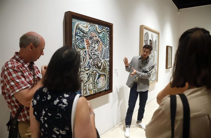 Archivo - Decenas de turistas visitan el Museo Picasso de Málaga, en una imagen de archivo.