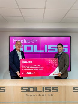 Entrega por parte de Fundación Soliss de un cheque de 1.000 euros a Fundación Anar de la carrera infantil 'La Nocturna de Toledo'