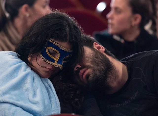 Dos personas duermen al inicio del Sorteo Extraordinario de la Lotería de Navidad 2022, en el Teatro Real de Madrid, a 22 de diciembre de 2022, en Madrid, (España).