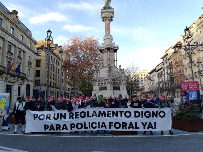 Concentración de policías forales para reclamar un reglamento para el cuerpo.