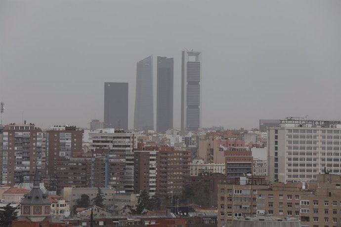 Archivo - Las Cuatro Torres desde el Faro de Moncloa durante el segundo día con presencia de polvo sahariano en la ciudad, a 16 de marzo de 2022, en Madrid (España). El paso de la borrasca Celia por la península ibérica ha dejado por segundo día consecu
