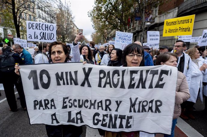 Dos mujeres sostienen una pancarta durante una manifestación de médicos y pediatras