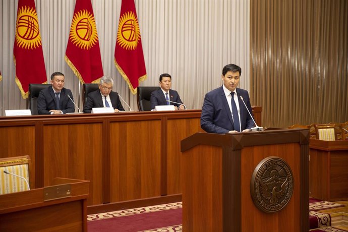 Archivo - Ulukbek Maripov, primer ministro de Kirguistán, en el Parlalmento.
