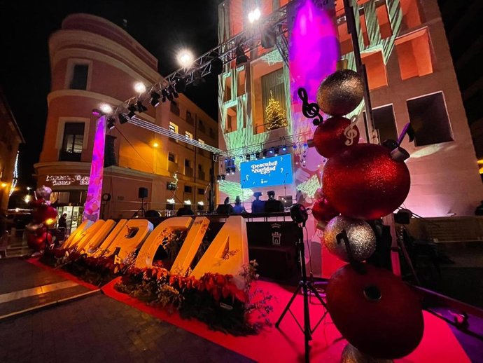 Imagen del escenario instalado en la plaza del Cardenal belluga