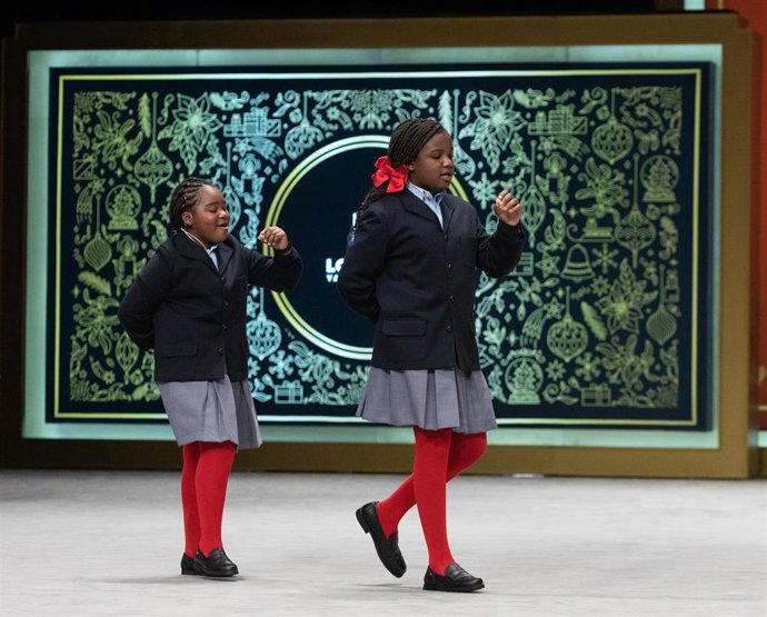Ainhoa Rosero (i) y Yesica Paola Valencia (d) cantan un quinto premio del Sorteo Extraordinario de la Lotería de Navidad 2022, el número '43696', en el Teatro Real de Madrid, a 22 de diciembre de 2022, en Madrid, (España). El sorteo se celebra en esta o