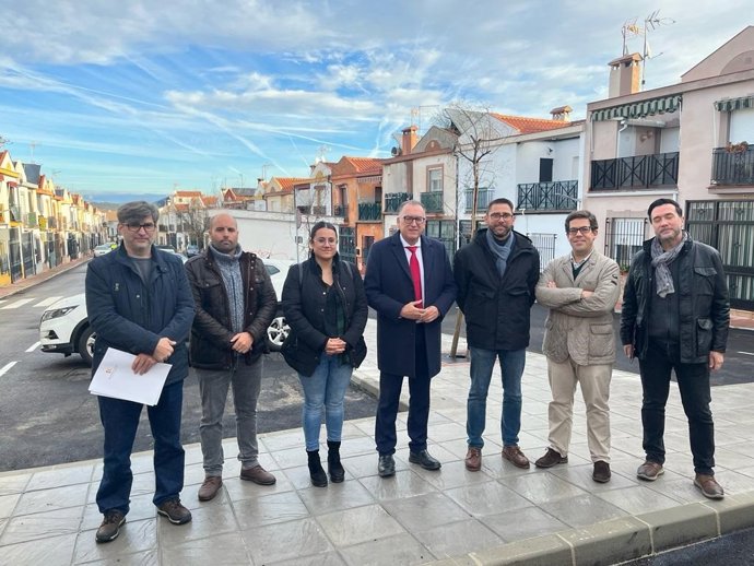 El delegado de Cohesión Territorial de la Diputación de Córdoba, Juan Díaz (centro), en su visita a Cerro Muriano.