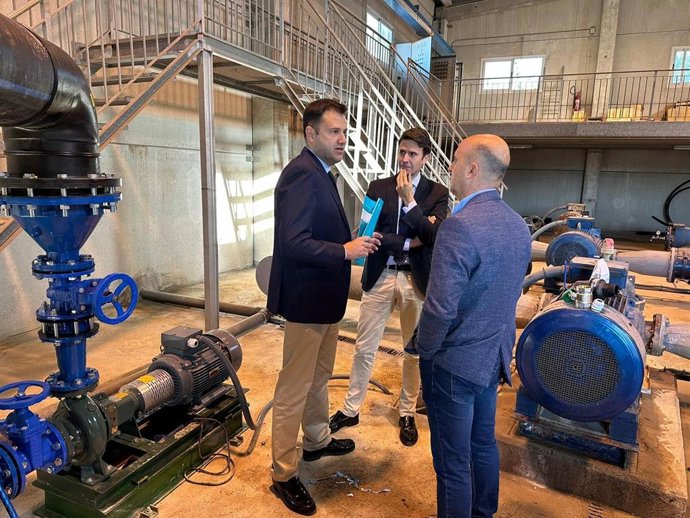 El director general del Agua, José Sandoval (i), durante su visita de hoy a la Comunidad de Regantes del Heredamiento de Molina de Segura.