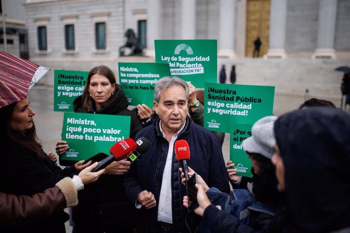 El presidente del Sindicato de Enfermería (Satse), Manuel Cascos, ofrece declaraciones a los medios frente al Congreso de los Diputados durante una protesta por el bloqueo de Ley de Seguridad de Paciente, a 20 de diciembre de 2022, en Madrid (España).  