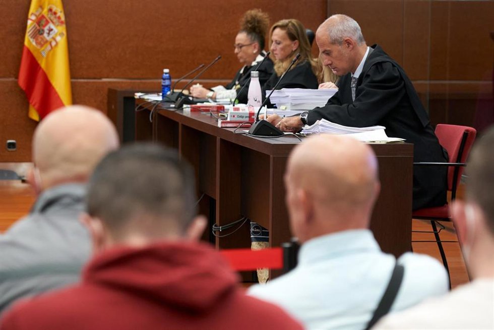Archivo - Una de las sesiones del juicio por abusos a menores tutelados en Álava