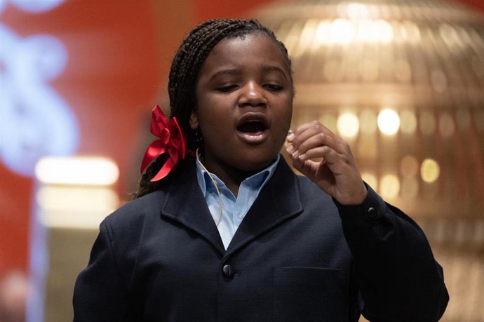 Yesica Paola Valencia canta un quinto premio del Sorteo Extraordinario de la Lotería de Navidad 2022, en el Teatro Real de Madrid, a 22 de diciembre de 2022, en Madrid, (España). El sorteo se celebra en esta ocasión con aforo completo en el patio de but