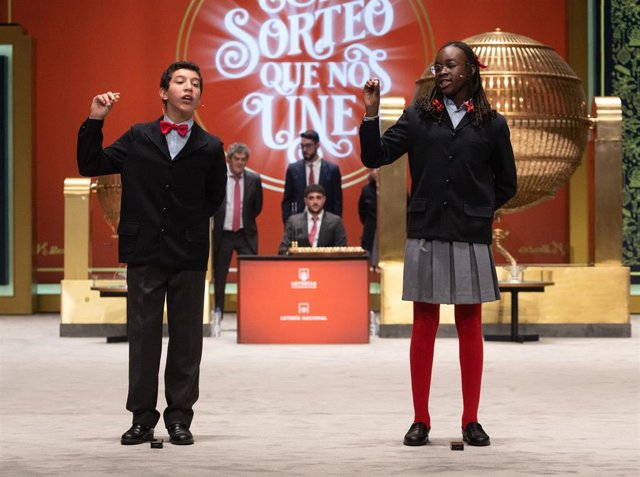 Dos niños de la residencia de San Ildefonso cantan un cuarto premio del Sorteo Extraordinario de la Lotería de Navidad 2022, el número '54289', en el Teatro Real de Madrid, a 22 de diciembre de 2022, en Madrid, (España). El sorteo se celebra en esta ocasi