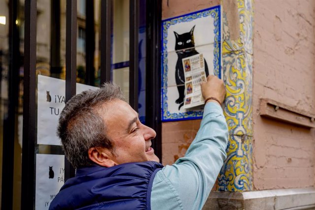 Empleadas de la administración de Lotería El Gato Negro celebran la venta de una serie de el 'Gordo' de Navidad