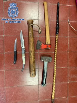 Armas y objetos con los que el detenido supuestamente amenazó y golpeó a la mujer