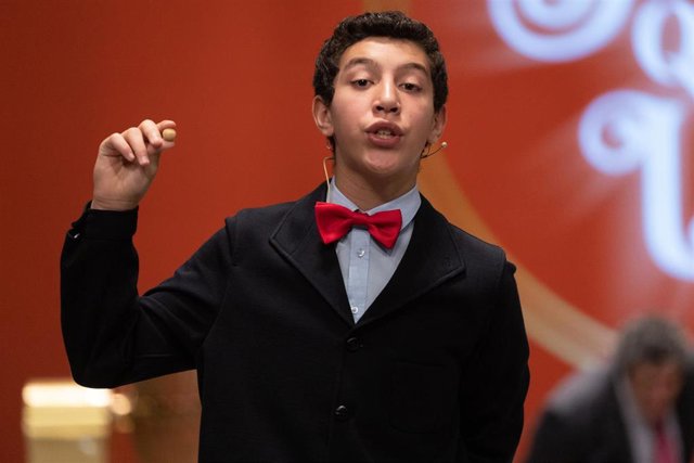 Un niño de la residencia de San Ildefonso canta un premio.
