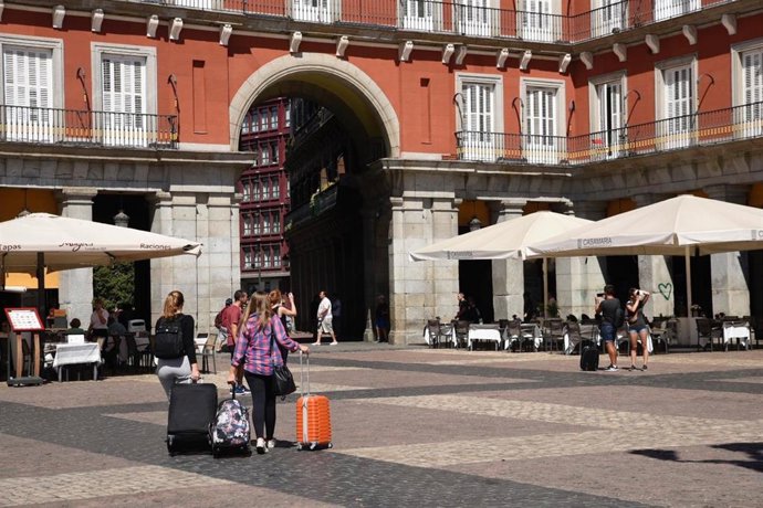 Archivo - Recursos de turistas en la Plaza Mayor de Madrid
