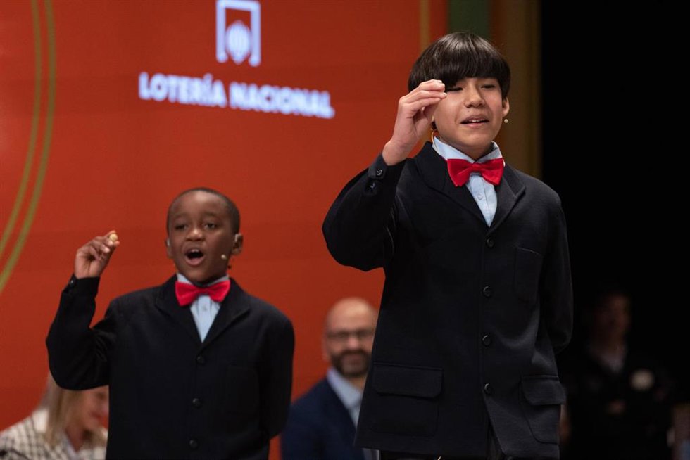 Ángel Abaga (i) y Alonso Dávalos (d) de la residencia de San Ildefonso cantan el Premio 'Gordo' del Sorteo Extraordinario de la Lotería de Navidad 2022, el número '05490', en el Teatro Real de Madrid, a 22 de diciembre de 2022, en Madrid, (España). El s