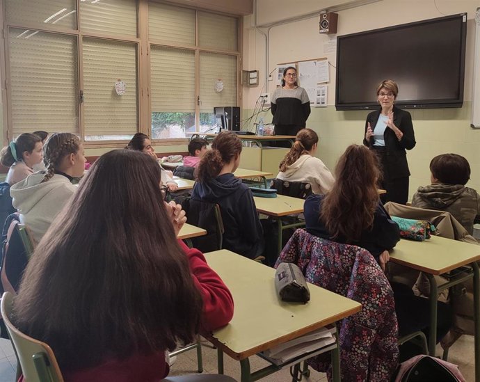 La concejala de Igualdad ha asistido en el IES Hermanos DElhuyar al taller 'Quiérete bien, quiéreme bien'