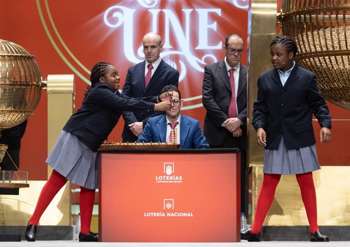 Dos niñas de la residencia de San Ildefonso cantan uno de los premios del Sorteo Extraordinario de la Lotería de Navidad 2022, en el Teatro Real de Madrid, a 22 de diciembre de 2022, en Madrid, (España).  El sorteo se celebra en esta ocasión con aforo c