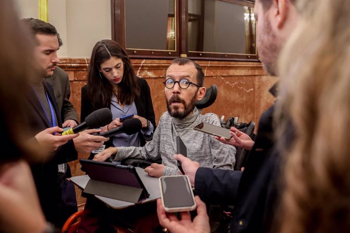 El portavoz de Unidas Podemos en el Congreso, Pablo Echenique, atiende a los medios de comunicación en el Congreso de los Diputados, a 22 de diciembre de 2022, en Madrid (España).