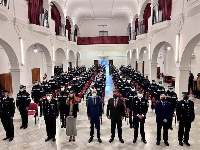 Archivo - Sevilla.-El Ayuntamiento incorpora a 91 agentes para reforzar la policía de barrio