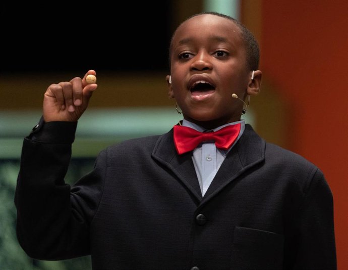 Ángel Abaga de la residencia de San Ildefonso canta la cantidad de dinero del Premio 'Gordo' del Sorteo Extraordinario de la Lotería de Navidad 2022, el número '05490', en el Teatro Real de Madrid, a 22 de diciembre de 2022, en Madrid, (España). El sort