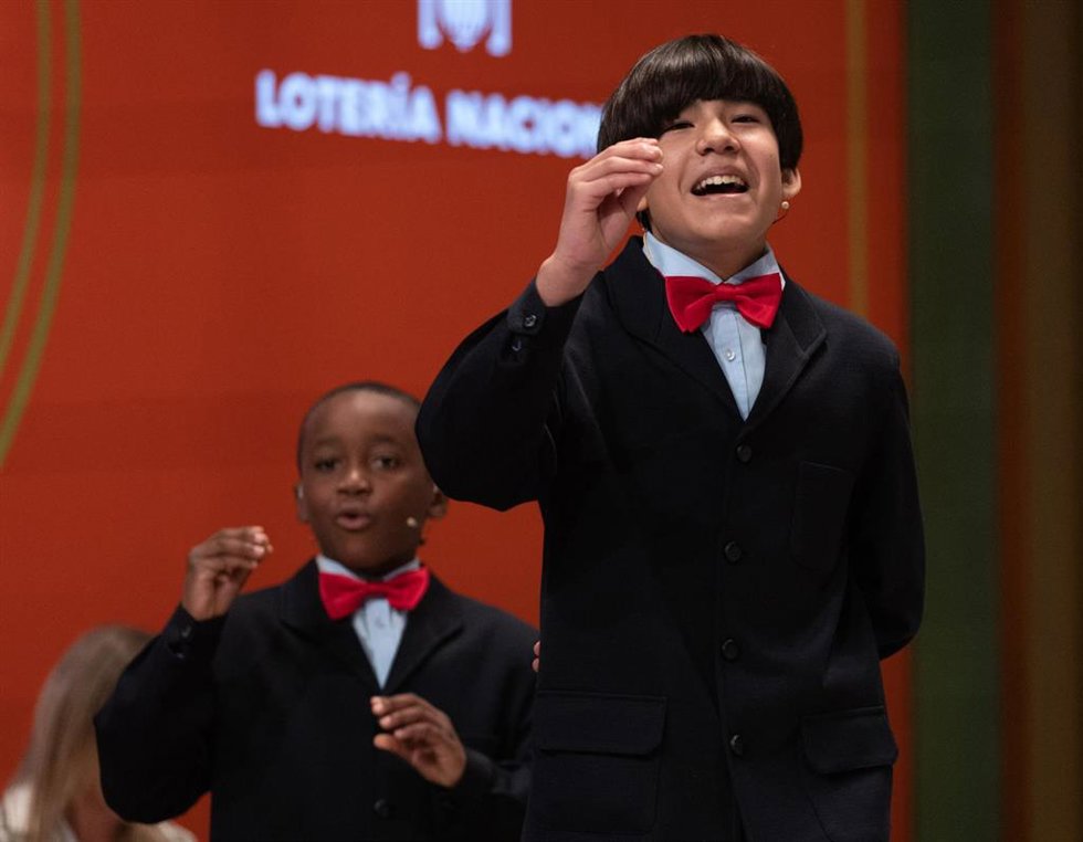 Ángel Abaga (i) y Alonso Dávalos (d) de la residencia de San Ildefonso cantan el Premio 'Gordo' del Sorteo Extraordinario de la Lotería de Navidad 2022, el número '05490'