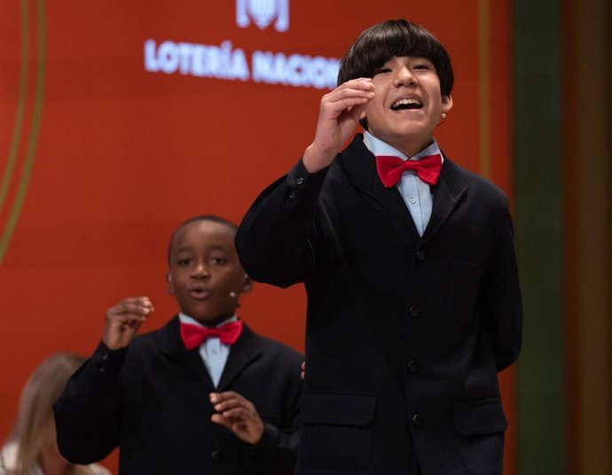 Ángel Abaga (i) y Alonso Dávalos (d) de la residencia de San Ildefonso cantan el Premio 'Gordo' del Sorteo Extraordinario de la Lotería de Navidad 2022.