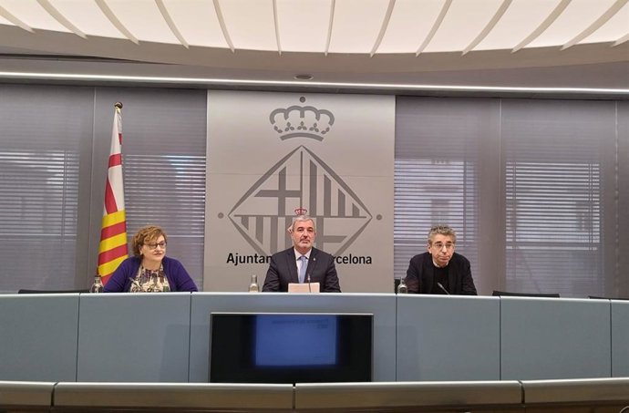 La concejal de Comercio y Hacienda, Montserrat Ballarín; el primer teniente de alcalde de Barcelona, Jaume Collboni; y el concejal de Presidencia y Presupuestos, Jordi Marti, en rueda de prensa.