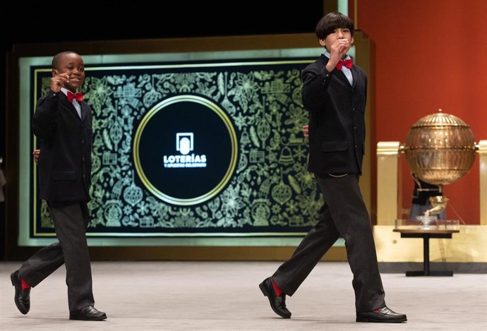 Ángel Abaga (i) y Alonso Dávalos (d) de la residencia de San Ildefonso cantan el Premio 'Gordo' del Sorteo Extraordinario de la Lotería de Navidad 2022, el número '05490', en el Teatro Real de Madrid, a 22 de diciembre de 2022, en Madrid, (España). El s