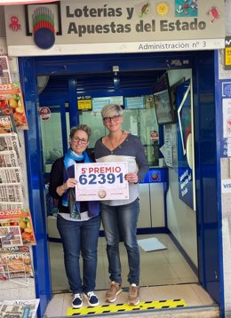 La administración 3 de Benidorm (Alicante), en la calle Los Almendros, celebra el quinto premio de la Lotería de Navidad con el número 62.391.