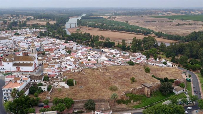Archivo - Imagen aérea de Gibraleón (Huelva).