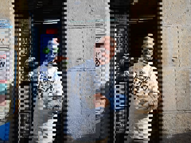 Jesús Mari Madurga, propietario del estanco de la calle Ciudadela, en Pamplona, en el que se ha vendido un décimo agraciado con el premio Gordo del Sorteo Extraordinario de la Lotería de Navidad