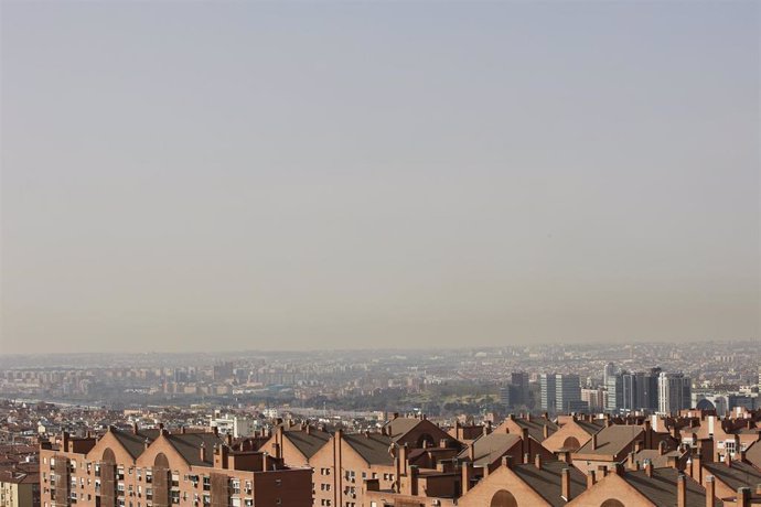 Archivo - Imagen de la boina de contaminación en Madrid, a 10 de febrero de 2022, en Madrid (España). Madrid es la única ciudad española que sigue incumpliendo los niveles permitidos por Europa para dióxido de nitrógeno, que causa  más de 2.000 muertes 